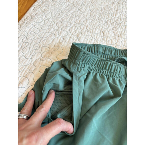 Nike Men's Green‎ Casual Athletic Shorts with Yellow Logo Size Small - Picture 4 of 6